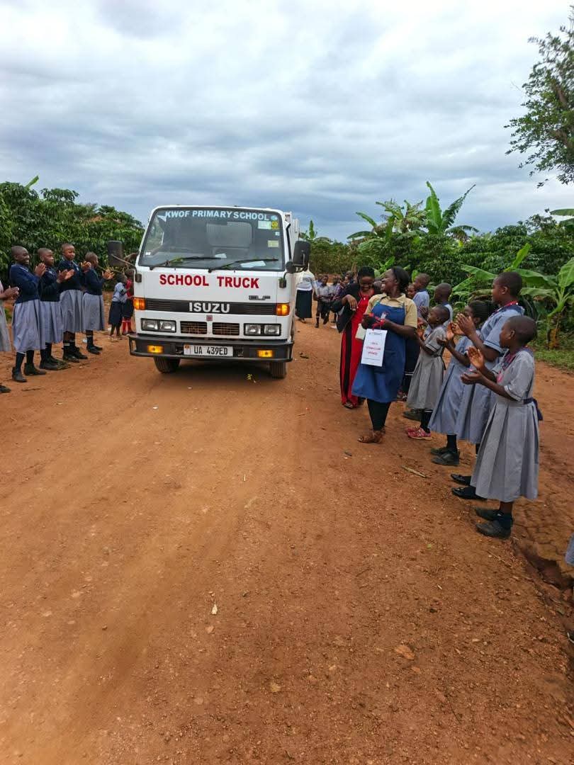 Der Schultruck ist da — Übergabe an die KWOF School in Kalongo
